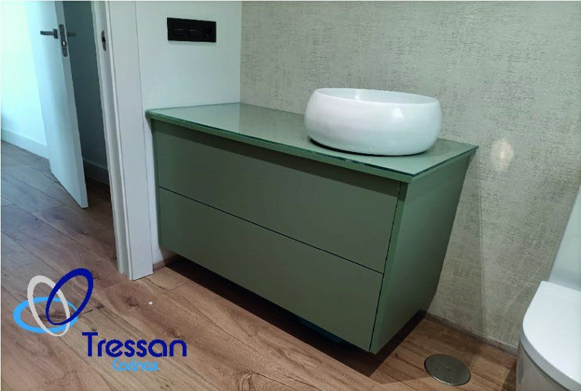 PUERTA LAMINADA EN VERDE MESETA EN CRISTAL