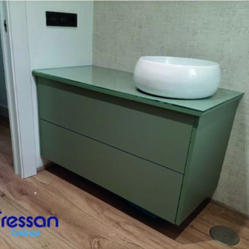 Puerta laminada en Verde Meseta en cristal