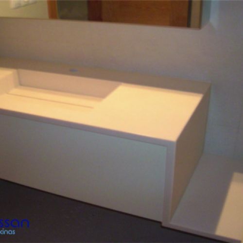 Puerta antihuella sin tirador con encimera Solid Surface